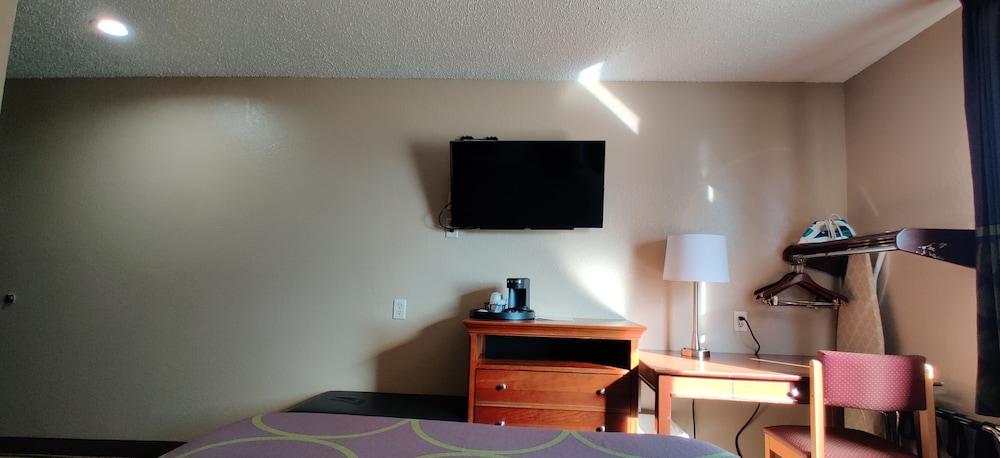 Super 8 by Wyndham Champaign