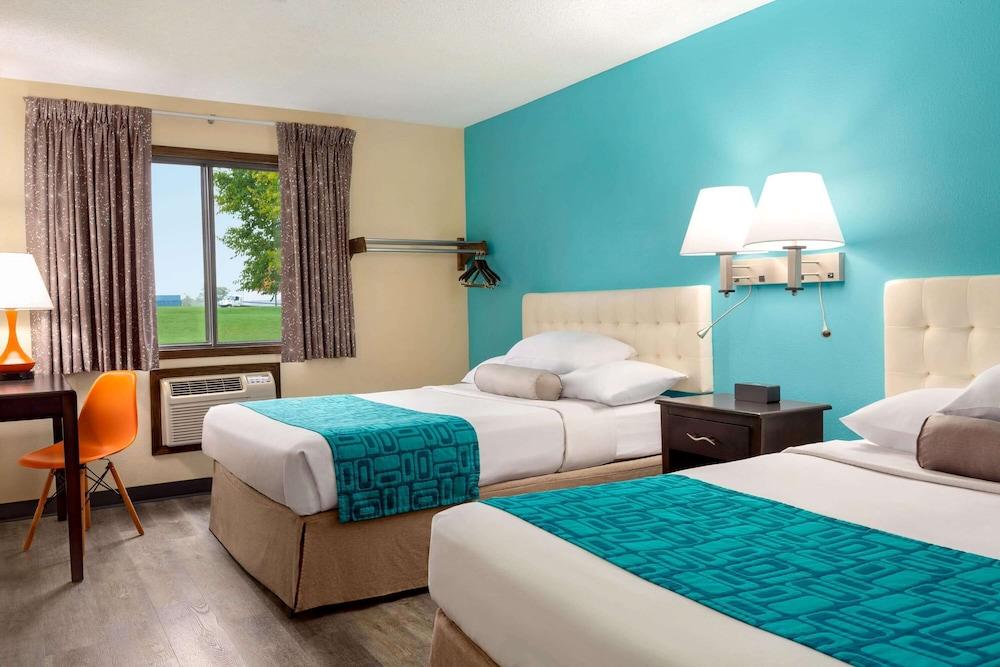 Howard Johnson by Wyndham Waterloo/Cedar Falls