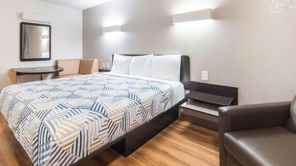 Motel 6 Addison, TX - Dallas