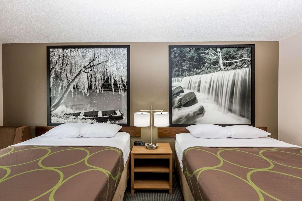 Super 8 by Wyndham Hays KS