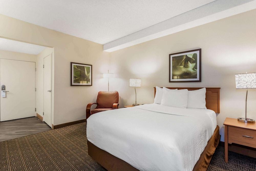 La Quinta Inn & Suites by Wyndham Orlando South
