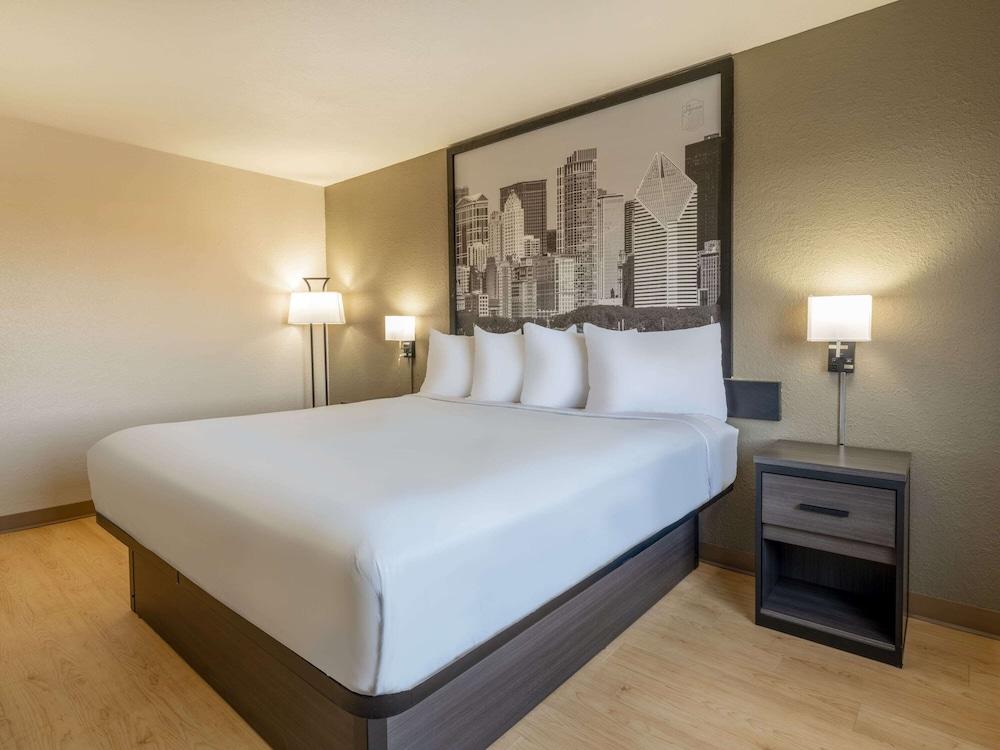 Super 8 by Wyndham Clinton