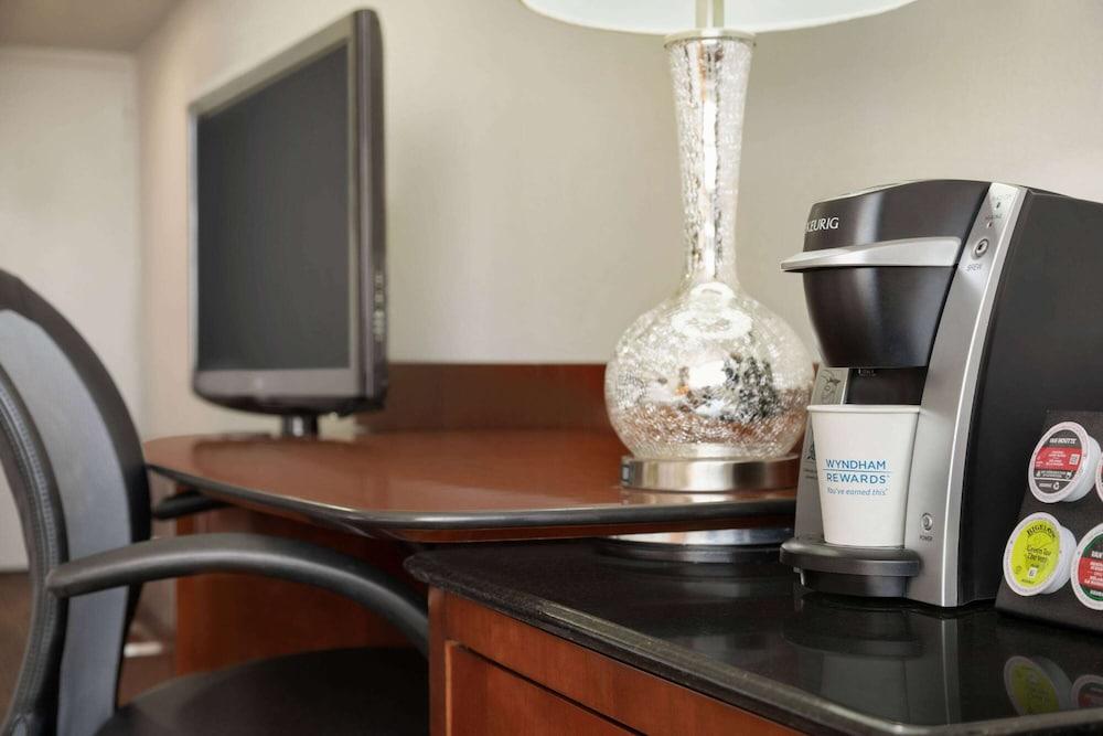 Travelodge by Wyndham Hotel & Convention Centre Quebec City