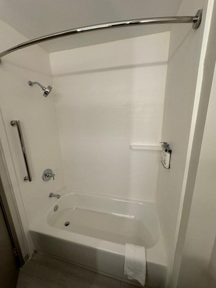 Holiday Inn Express & Suites Port Washington by IHG