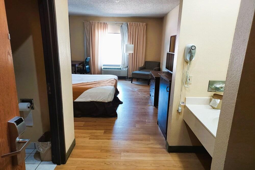 McPherson Inn By OYO, I-135