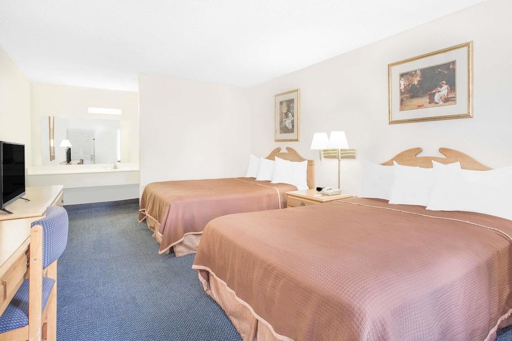 Howard Johnson by Wyndham Staunton