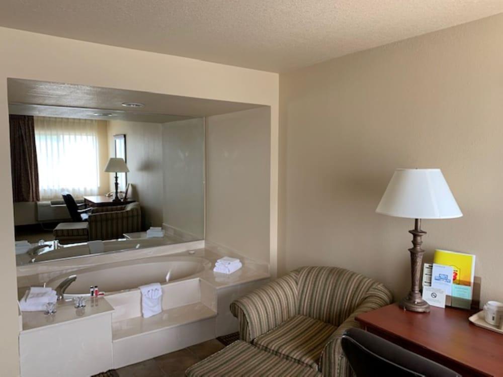 Super 8 by Wyndham Perryville