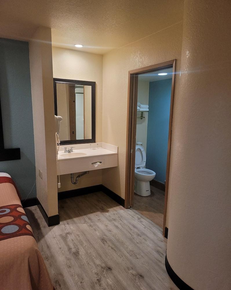 Super 8 by Wyndham Show Low