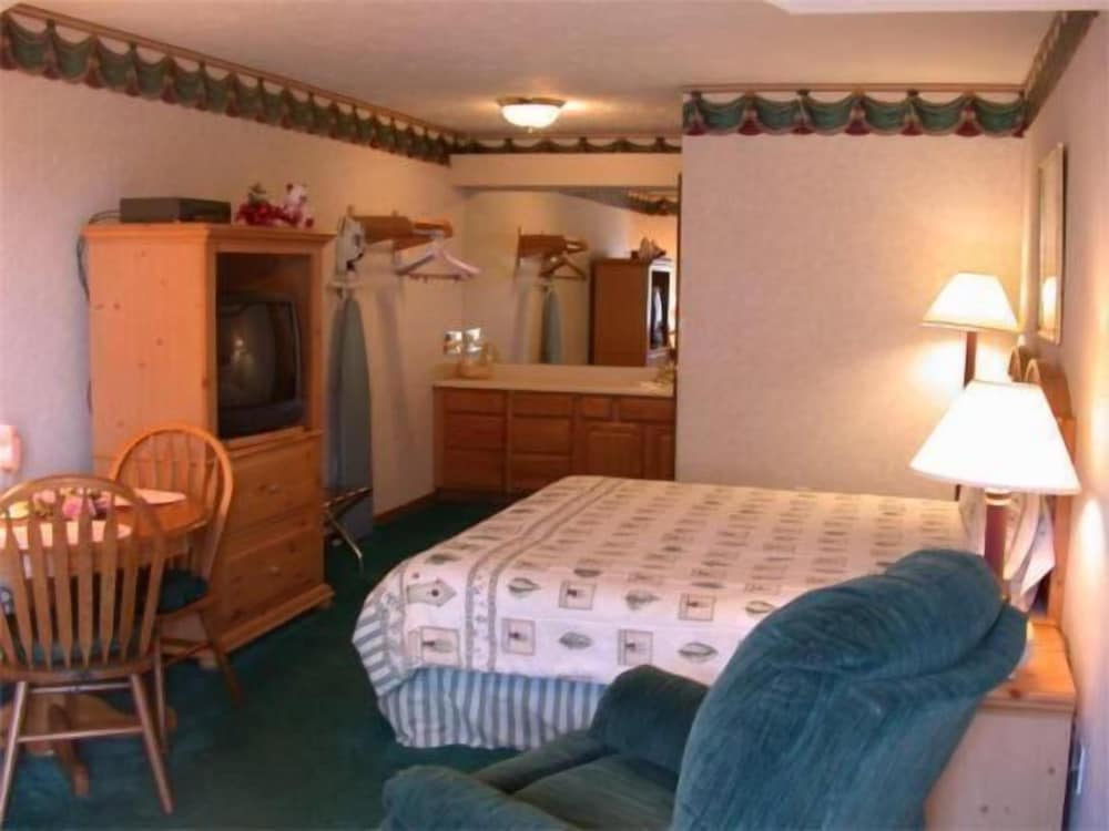 Townhouse Inn & Suites