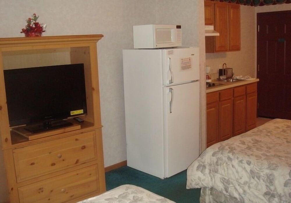 Townhouse Inn & Suites