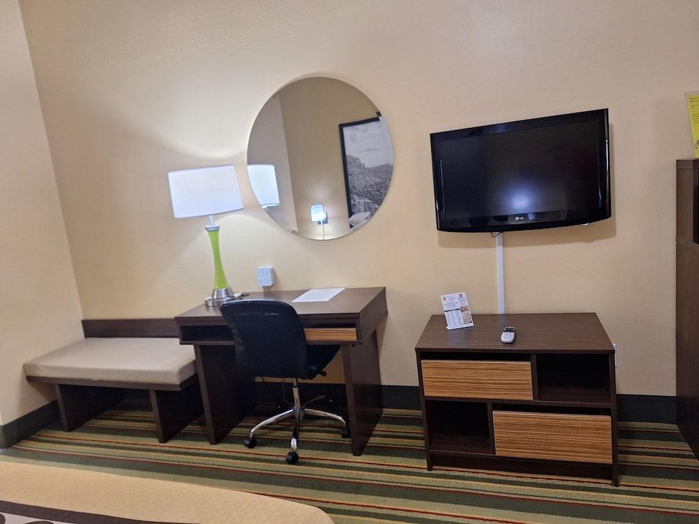 Super 8 by Wyndham Weslaco