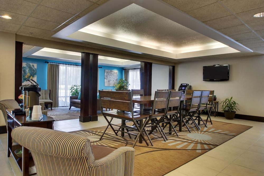 Greenfield Inn & Suites Owensboro, KY Airport