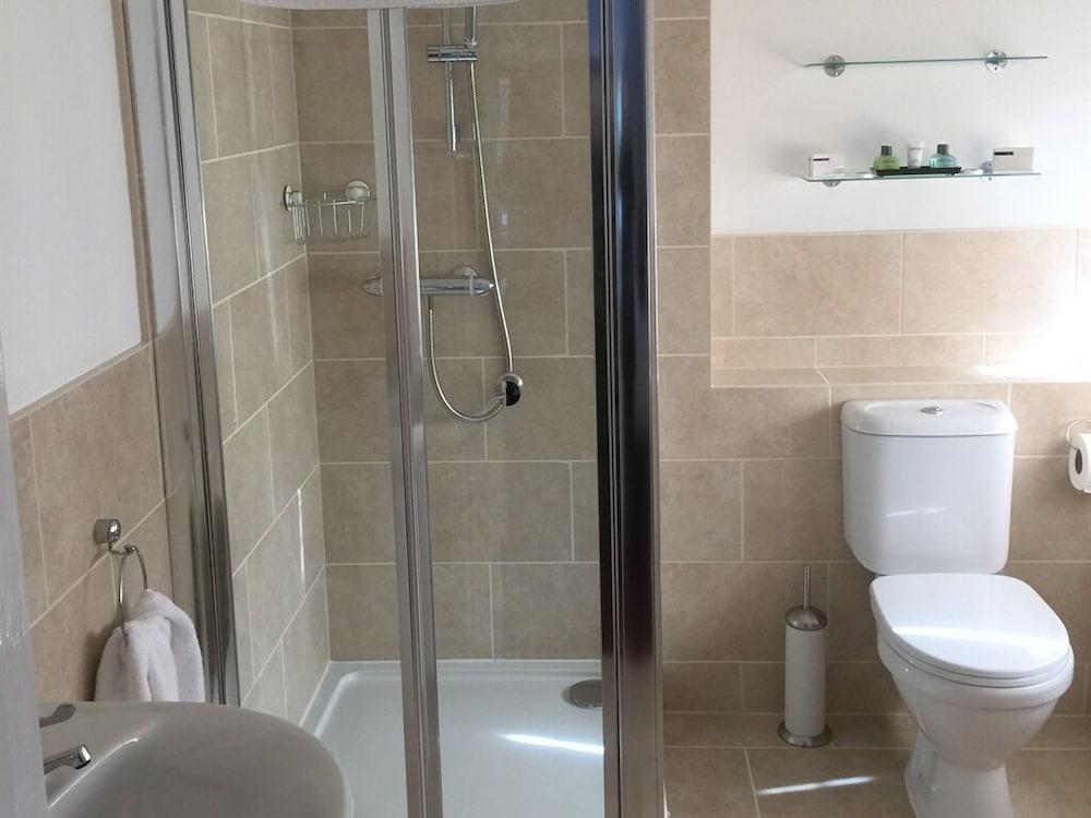 Greyhound Country Inn