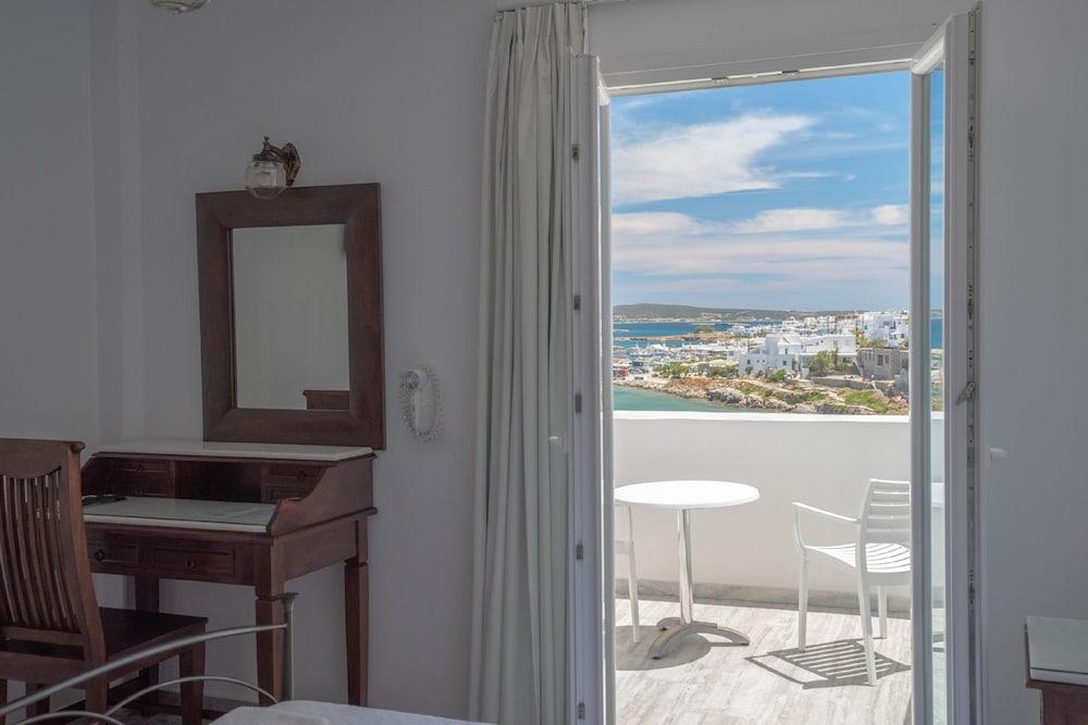 Adonis Hotel & Apartments