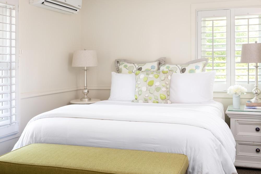 Vineyard Square Hotel & Suites