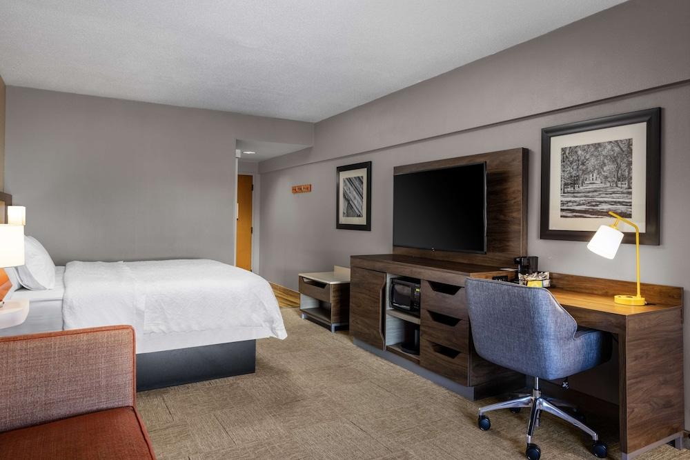 Hampton Inn & Suites State College at Williamsburg Square