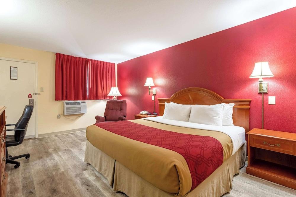 Econo Lodge Inn & Suites Santa Rosa