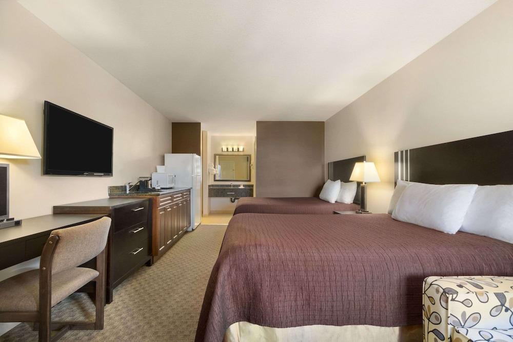 Travelodge by Wyndham Kamloops Mountview