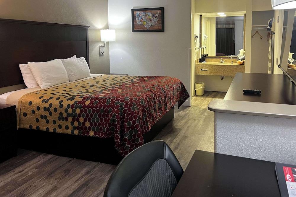 Econo Lodge Inn & Suites Macon North