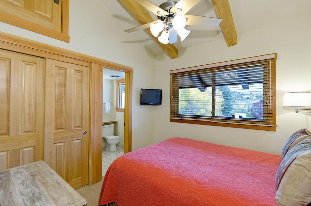 The Crestwood Condominiums