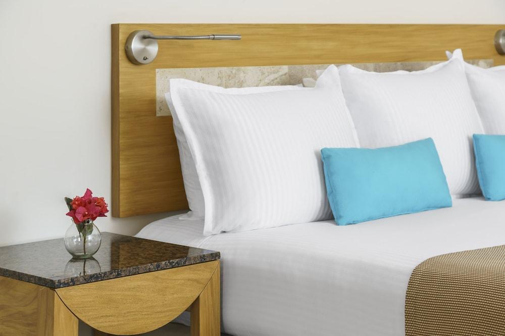 The Reef Playacar Beach Resort & Spa