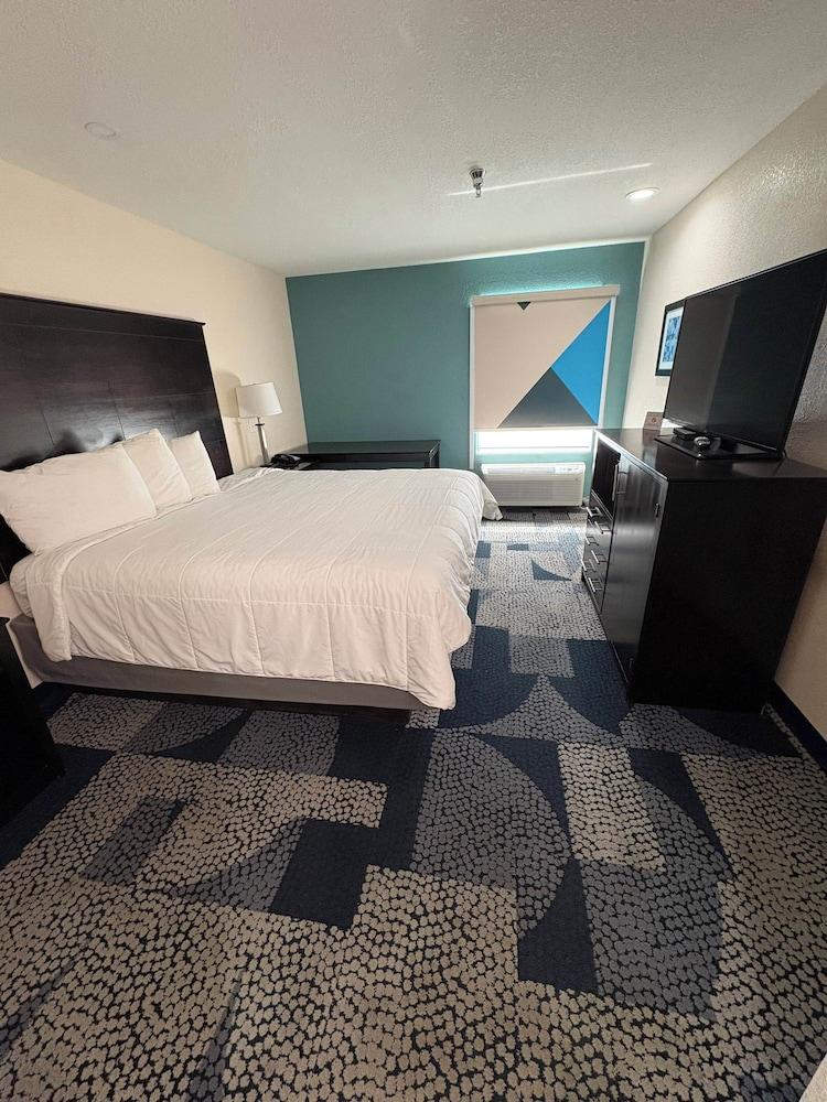 Baymont by Wyndham Iowa Lake Charles