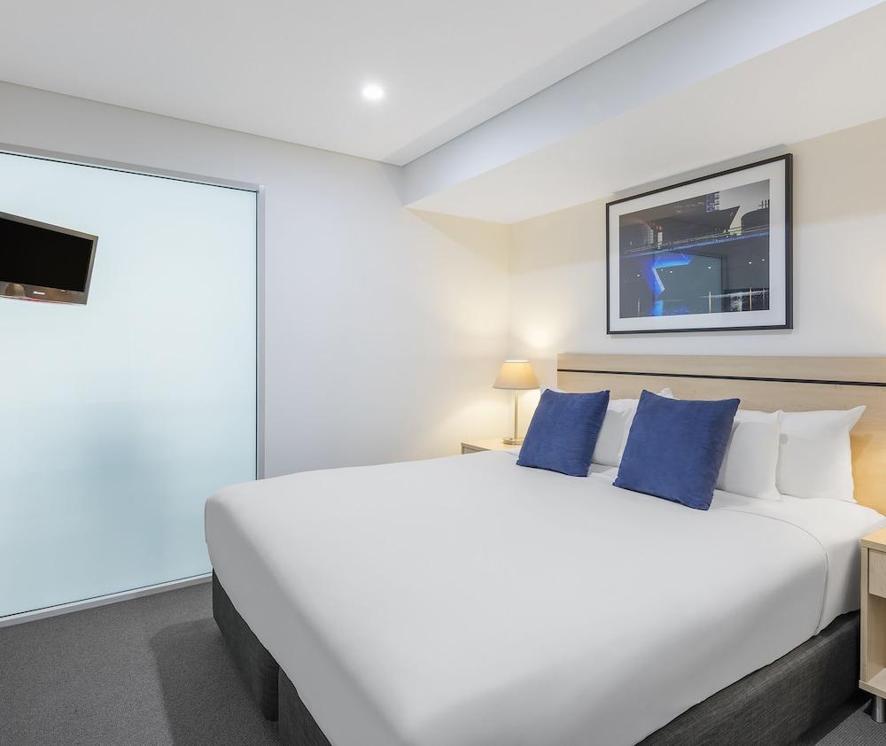 Oaks Adelaide Embassy Suites