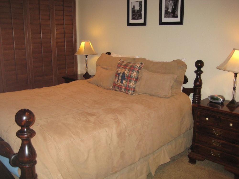 Val d'Isere by Mammoth Reservation Bureau