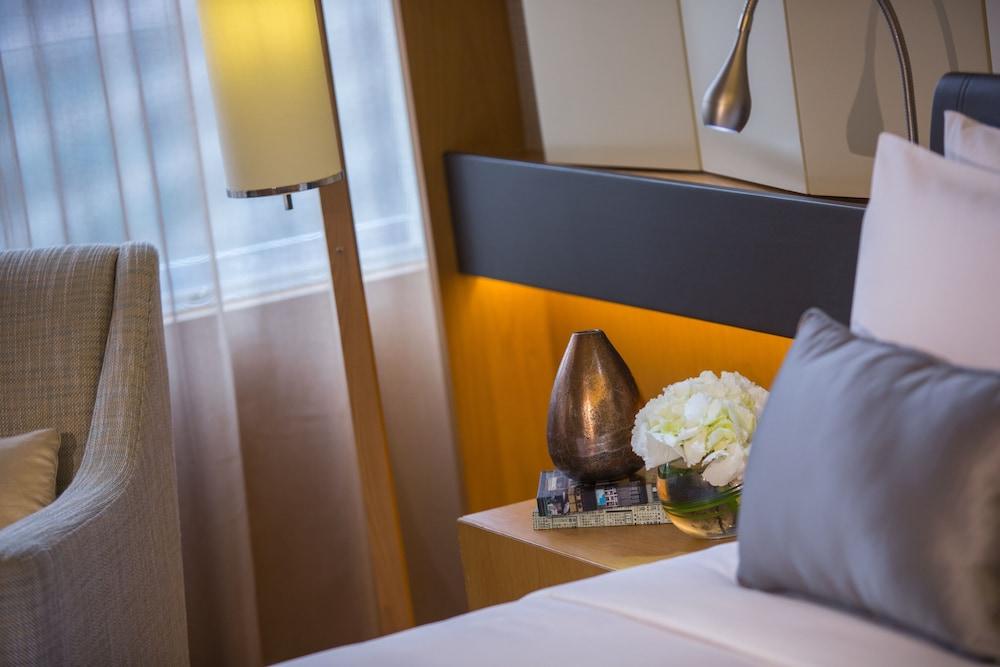 Renaissance Hong Kong Harbour View Hotel