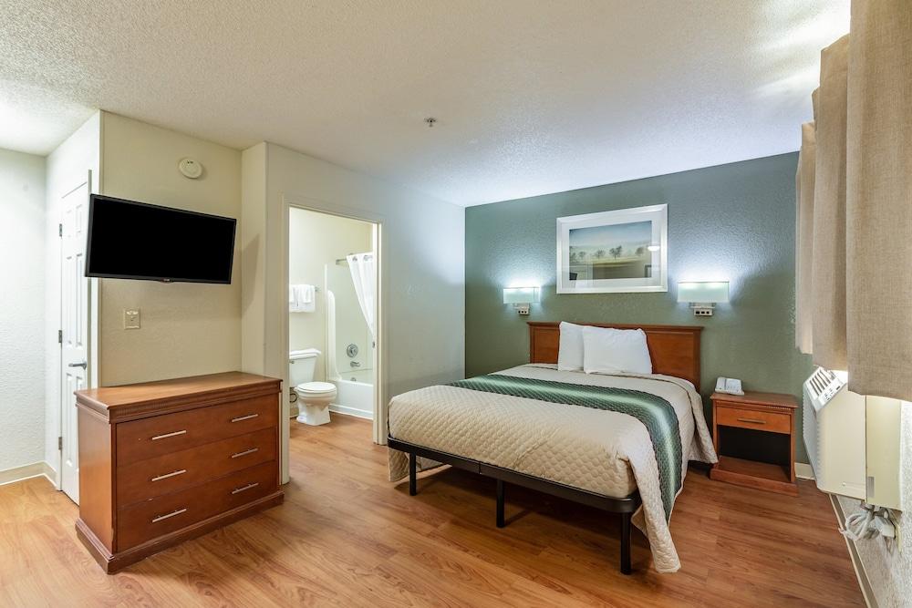 HomeTowne Studios By Red Roof Gainesville, GA