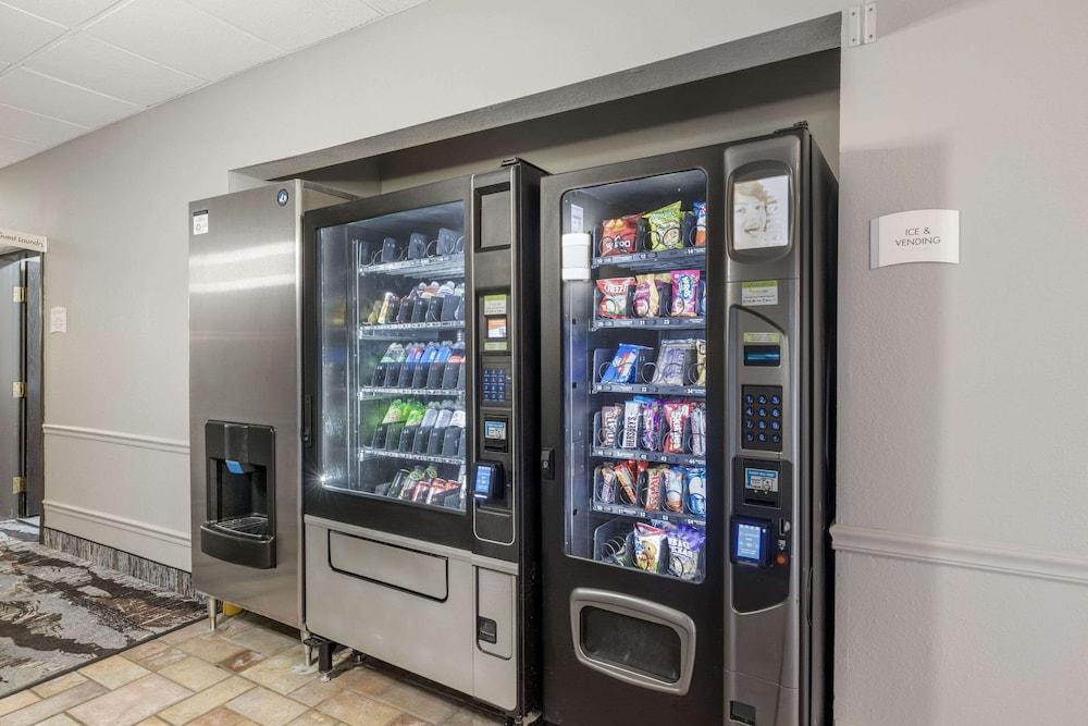 Quality Inn & Suites Lincoln North