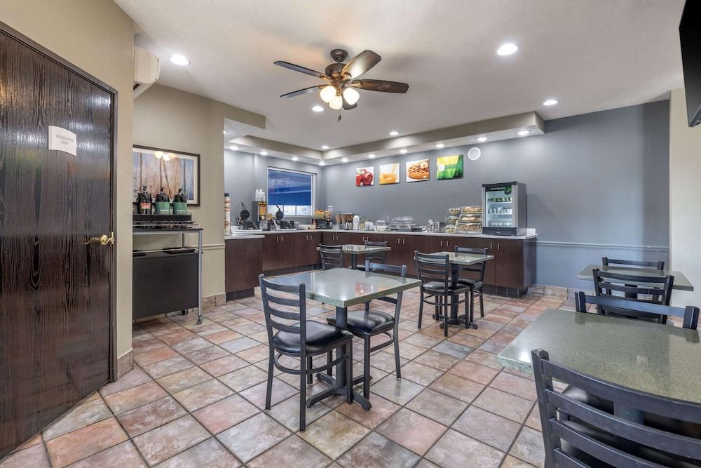 Quality Inn & Suites Lincoln North