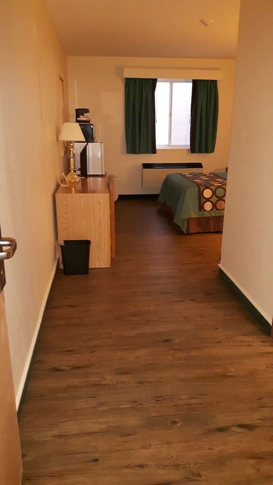 Super 8 by Wyndham Moose Jaw SK