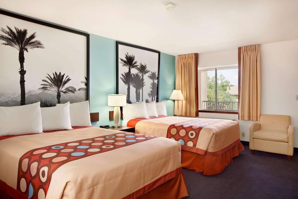 Super 8 by Wyndham Indio