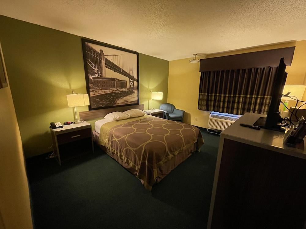 Super 8 by Wyndham Van Buren/Ft. Smith Area