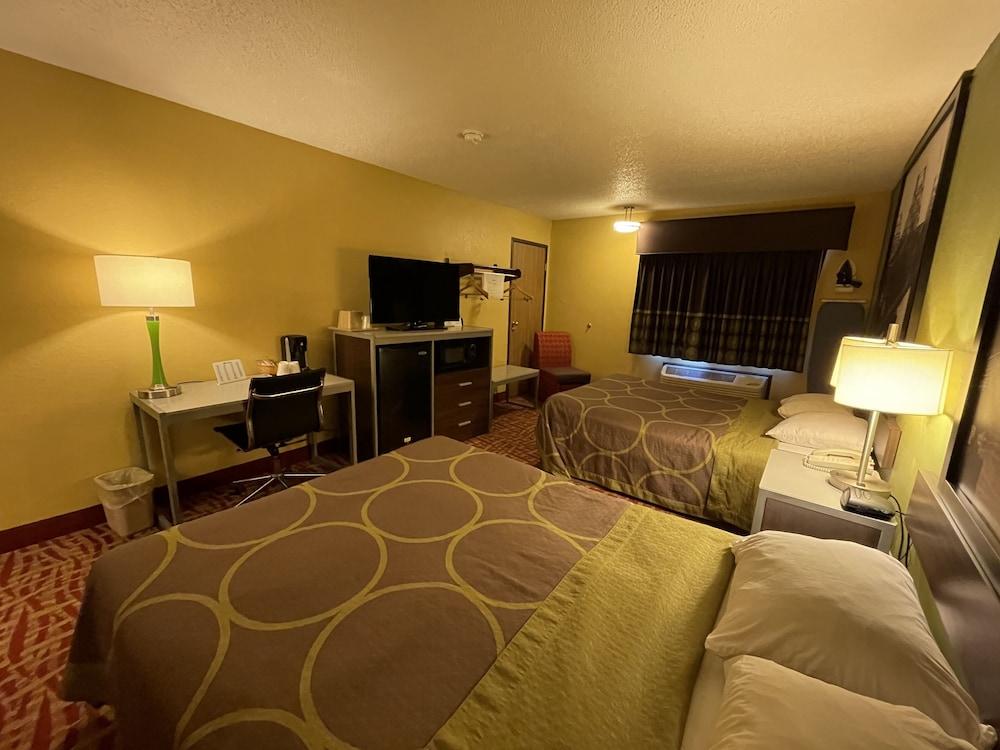 Super 8 by Wyndham Van Buren/Ft. Smith Area