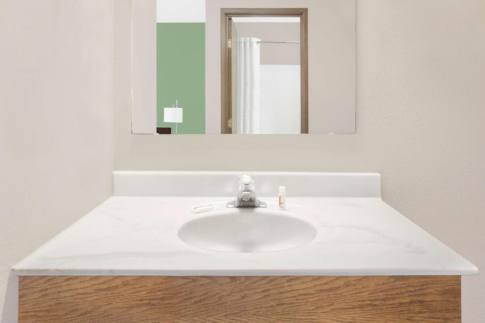 Super 8 by Wyndham Beaver Dam