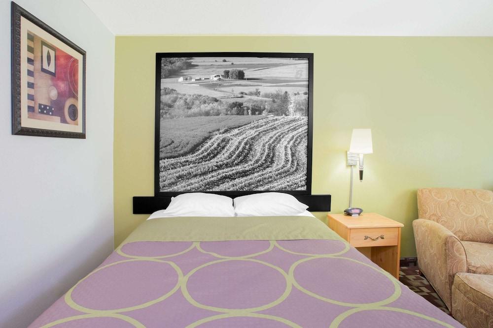 Super 8 by Wyndham Independence IA