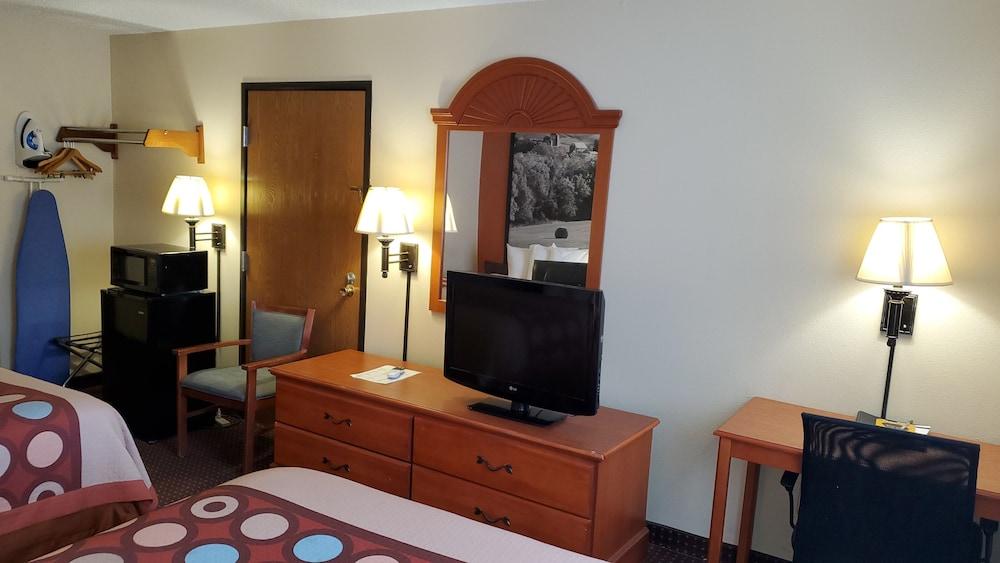 Super 8 by Wyndham Waverly