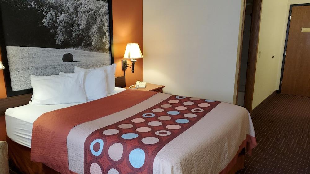 Super 8 by Wyndham Waverly