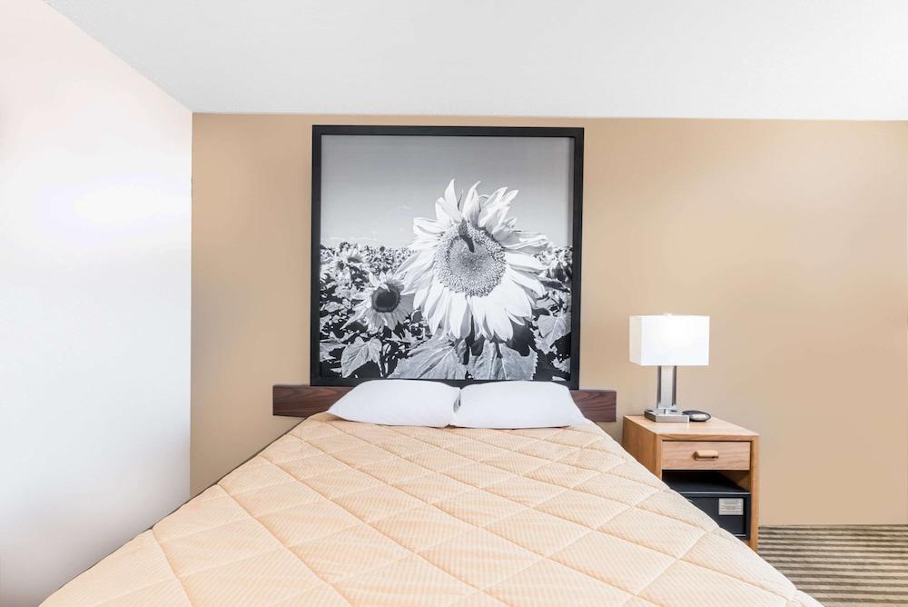 Super 8 by Wyndham Bowman