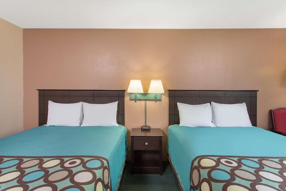 Super 8 by Wyndham Austin MN