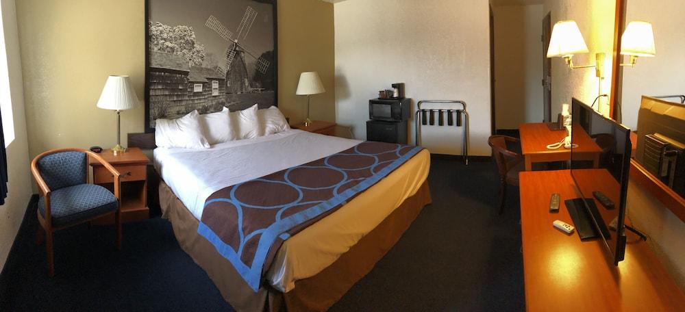 Super 8 by Wyndham Montgomery Maybrook