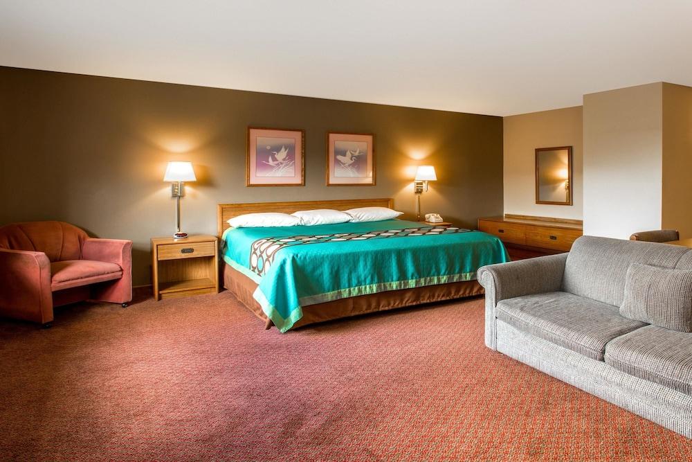 Super 8 by Wyndham Hartford WI
