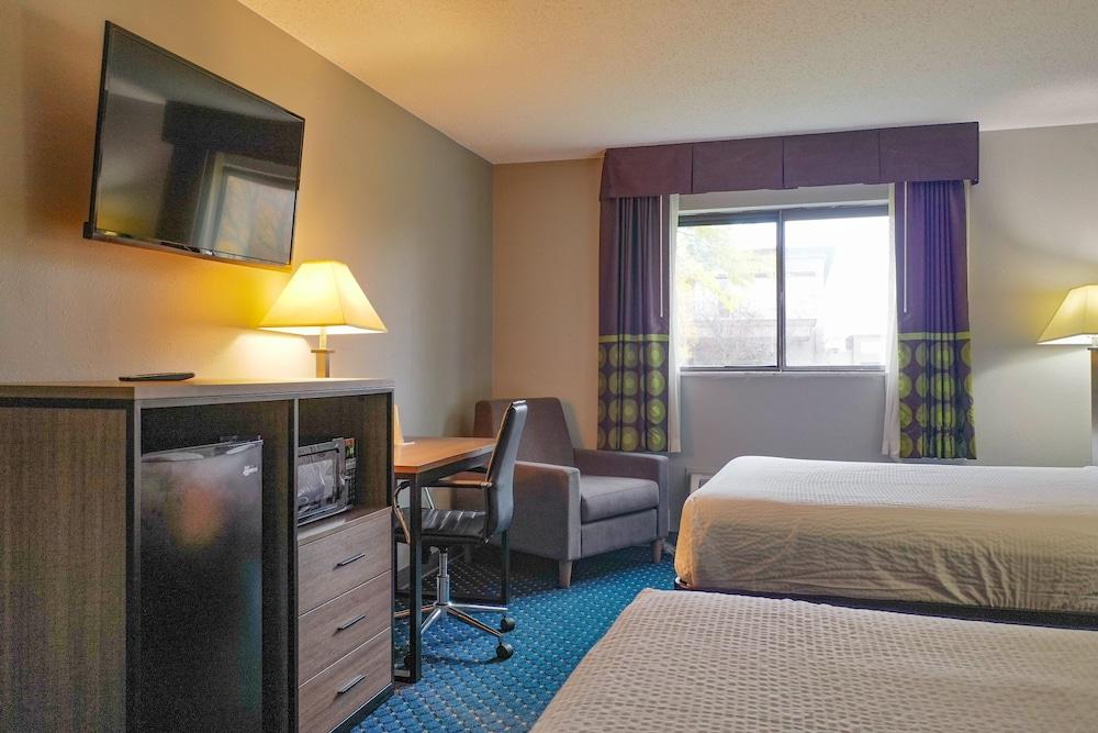 Super 8 by Wyndham Rockford I-90/Casino District