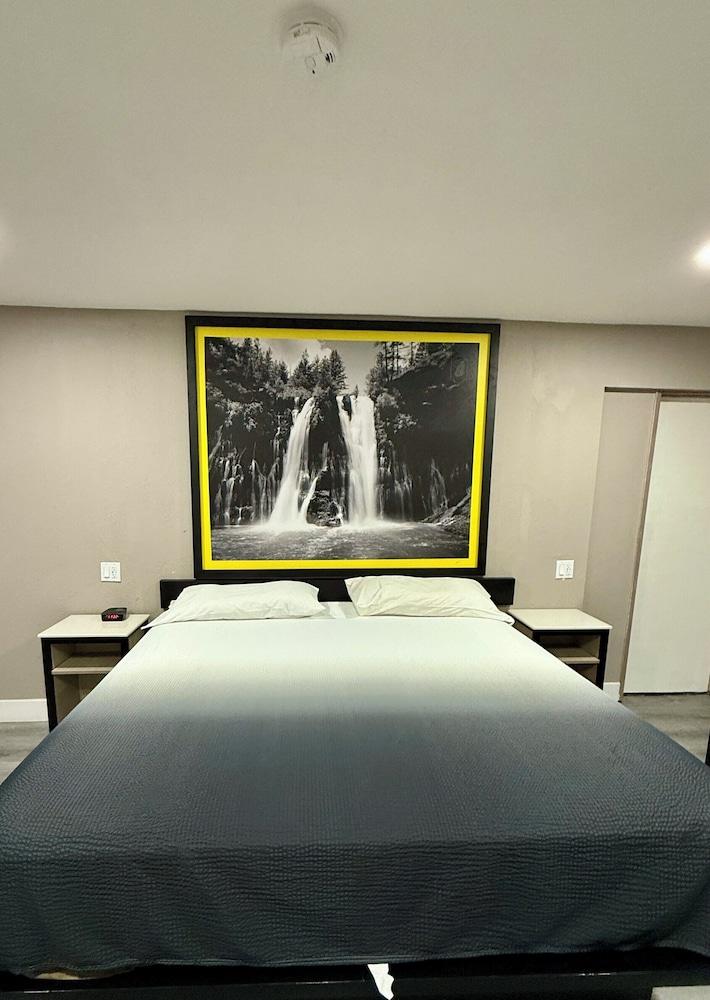 Super 8 by Wyndham Visalia