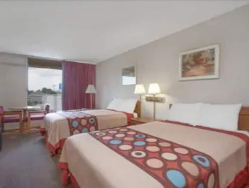 Super 8 by Wyndham Carlisle North