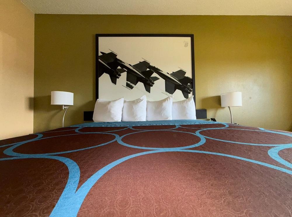 Super 8 by Wyndham Kokomo