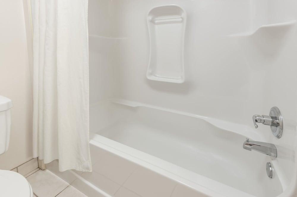 Super 8 by Wyndham Edmonton/West