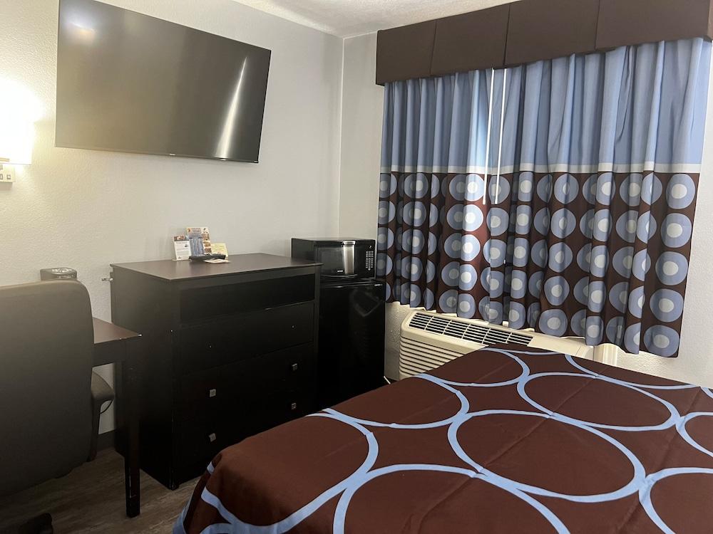 Super 8 by Wyndham Cleveland TX